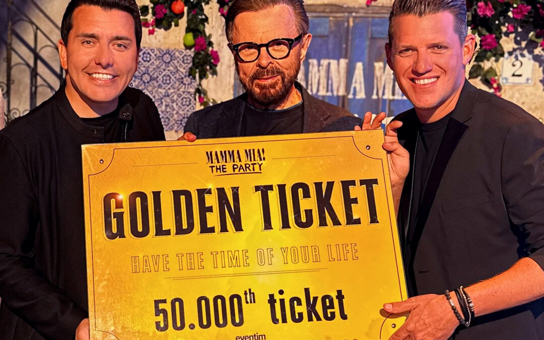 Jan Smit en Kees Tol overhandigen Björn Ulvaeus Gouden Ticket